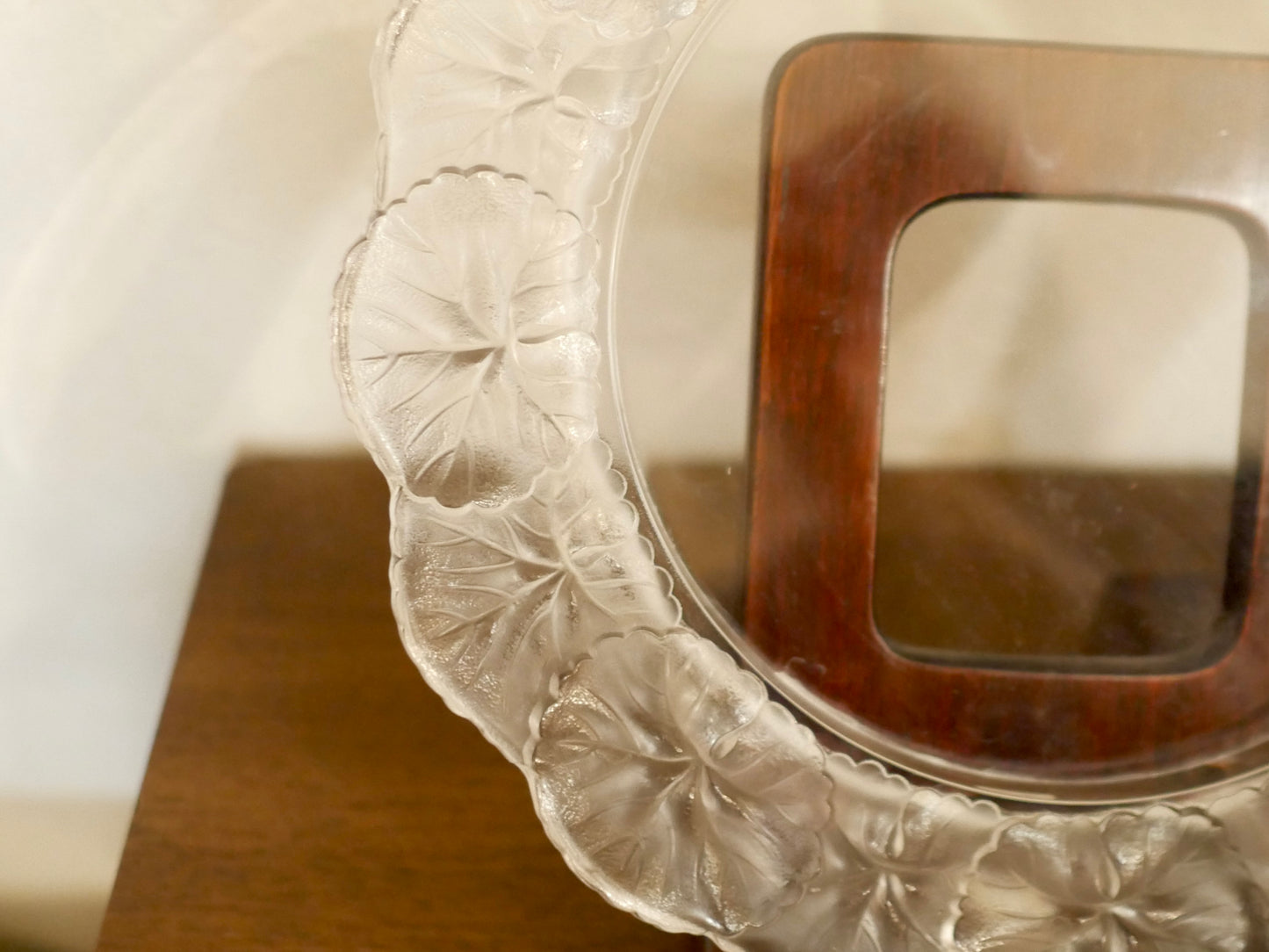 LALIQUE クリスタルプレート オンフルール フロスト加工