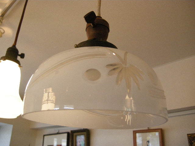 大正~昭和初期 乳白色切子 草花文電笠