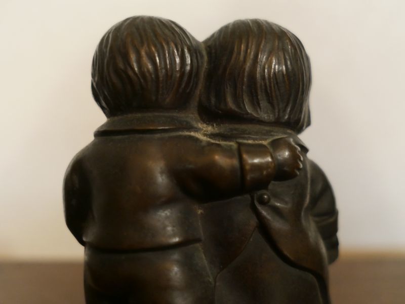 少年と少女のブロンズ像