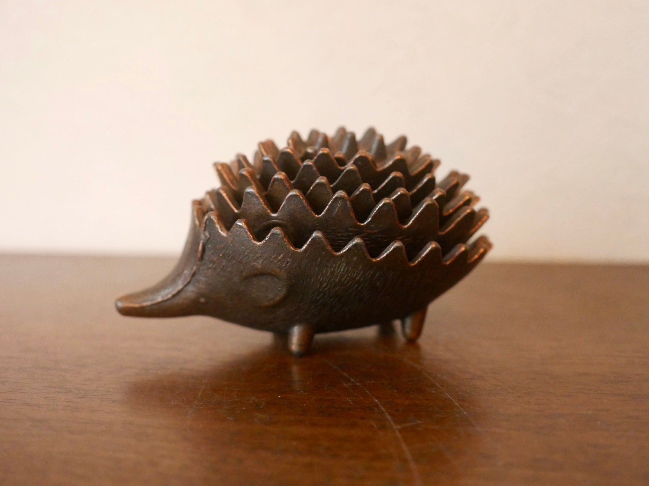 Walter Bosse ハリネズミの灰皿 リブロダクト品 ウォルター ボッセ 真鍮 – smileantiques